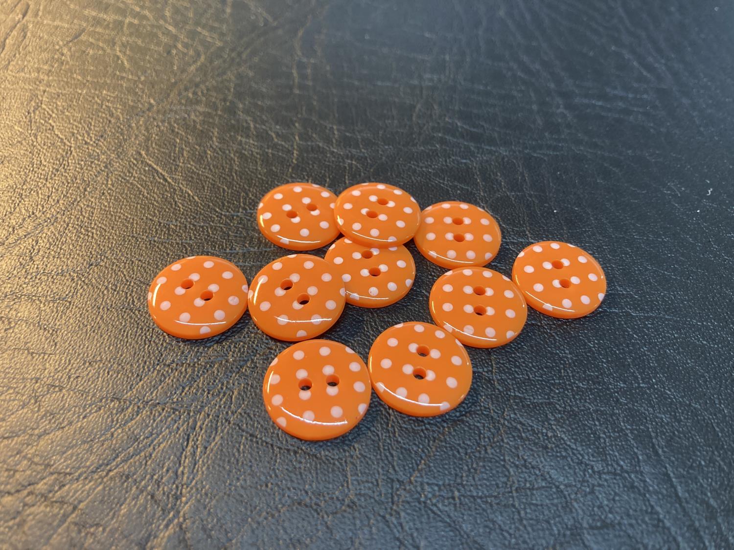 Knapp plast  – Orange m/prikker 15 mm
