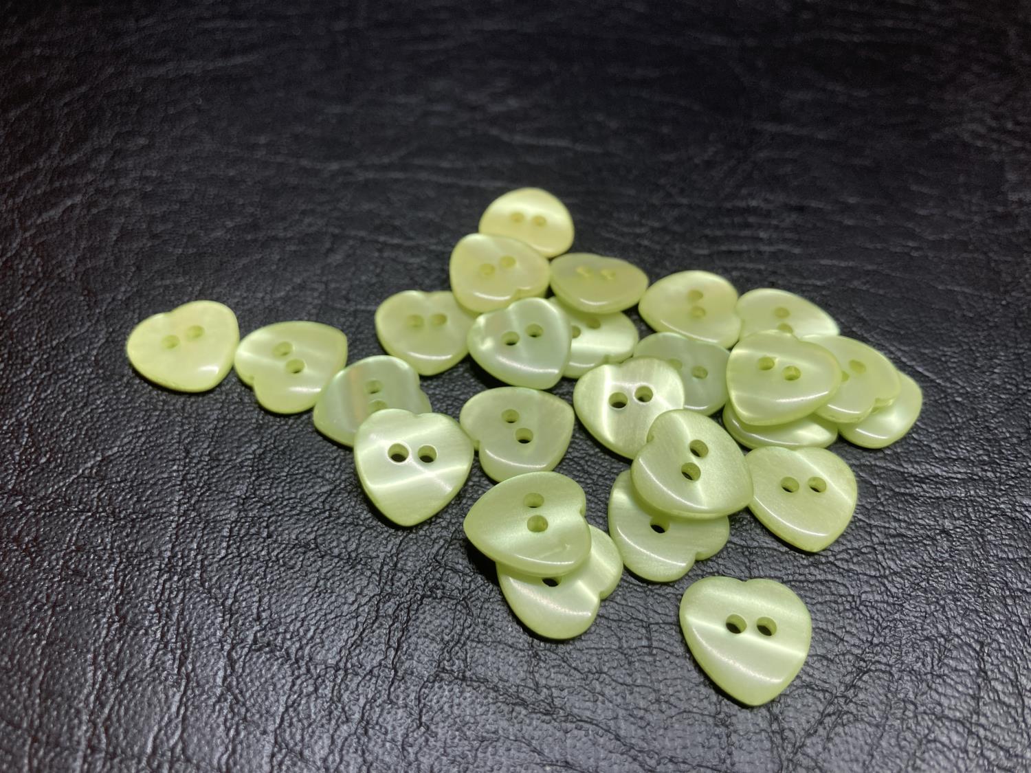 Knapp plast –Grønt hjerte, blank– 13 mm