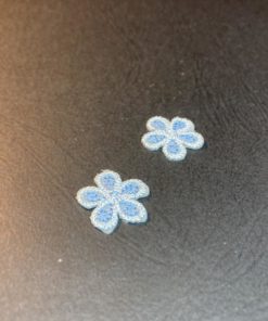 To stk lyseblå blomster 2*2 cm
