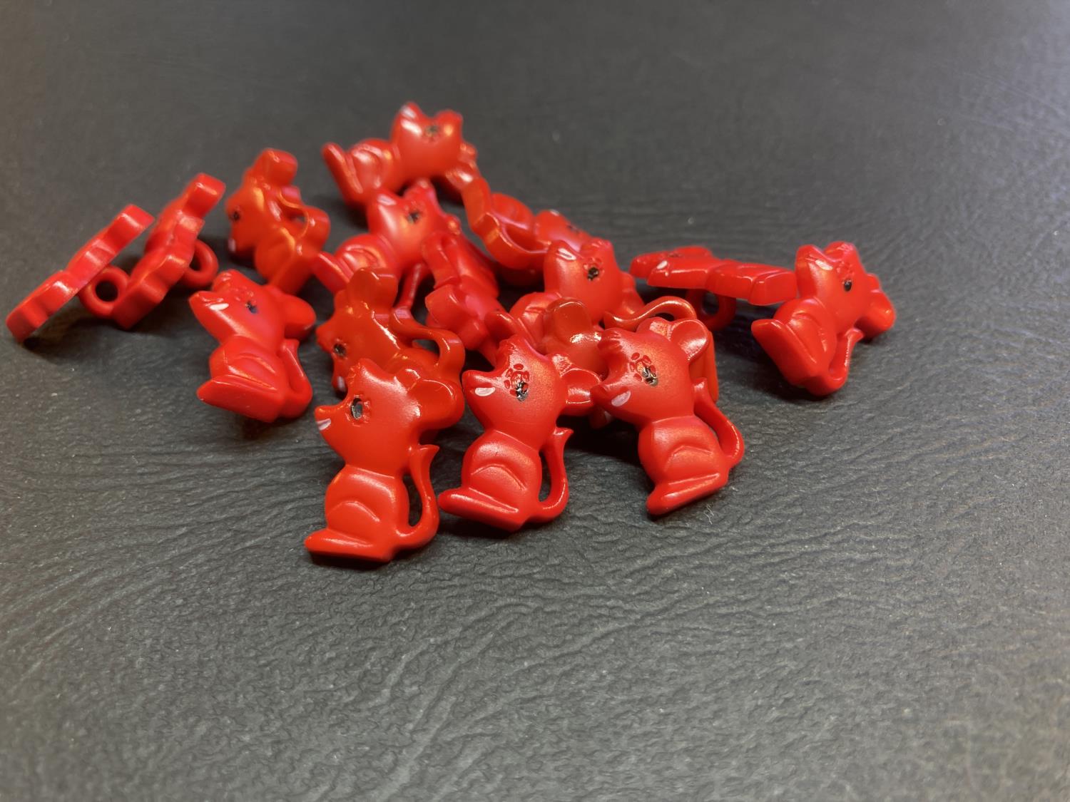 Knapp Plast - 20 mm rød mus