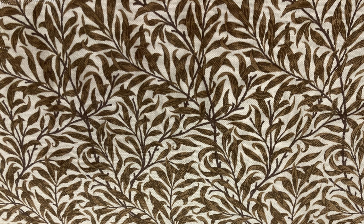 Ramas – Brunt bladmønster på beige bakgrunn