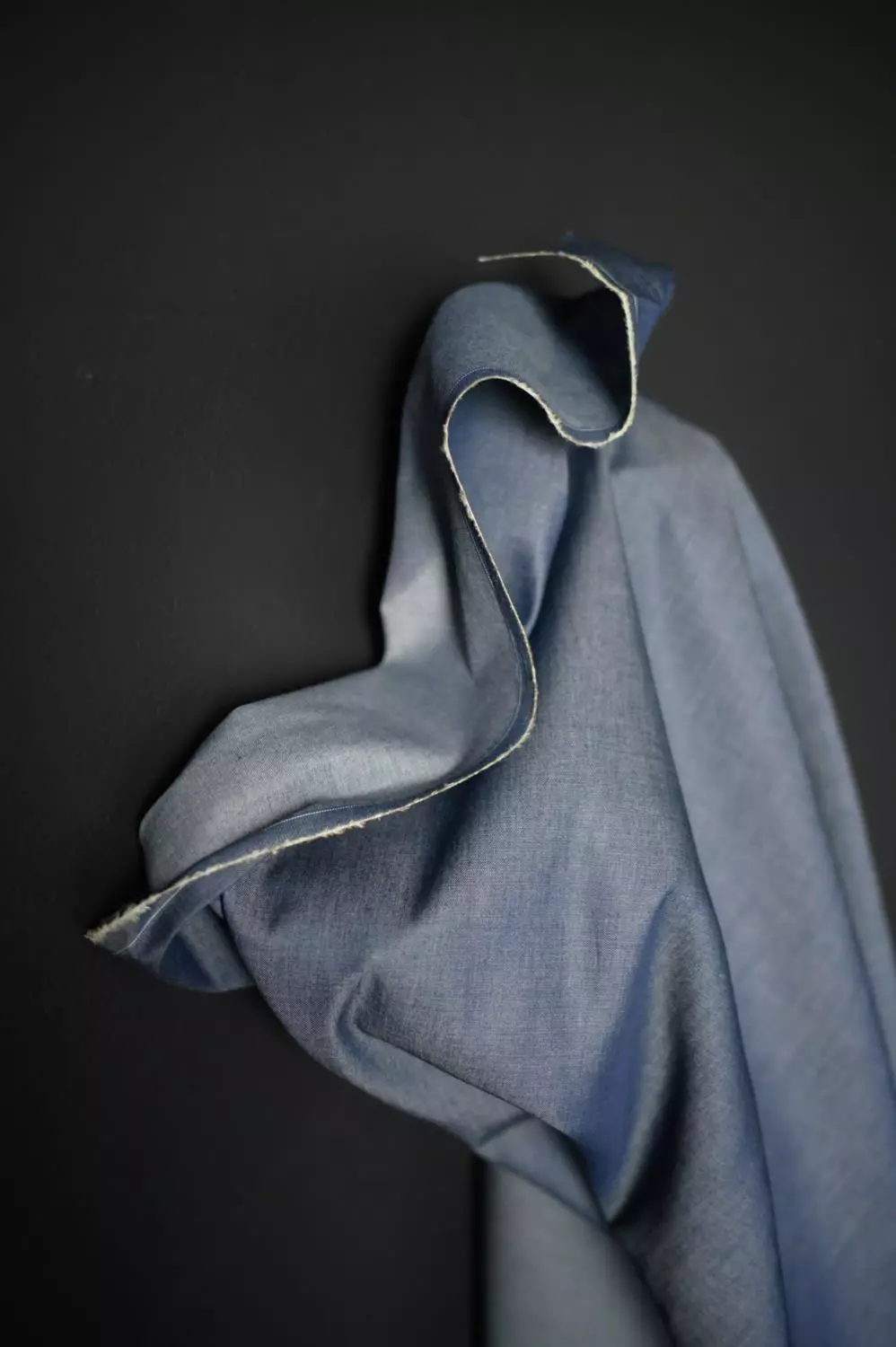Merchant & Mills - A lightweight denim chambray in indigo blue.
