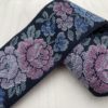 Jaquard ribbon - 50 mm Blå/Rosa blomster på sort bakgrunn