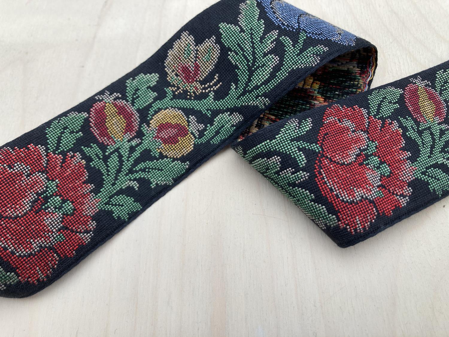 Jaquard ribbon - 50 mm Røde/Blå blomster på sort bakgrunn