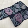 Jaquard ribbon - 50 mm Røde/Blå blomster på sort bakgrunn
