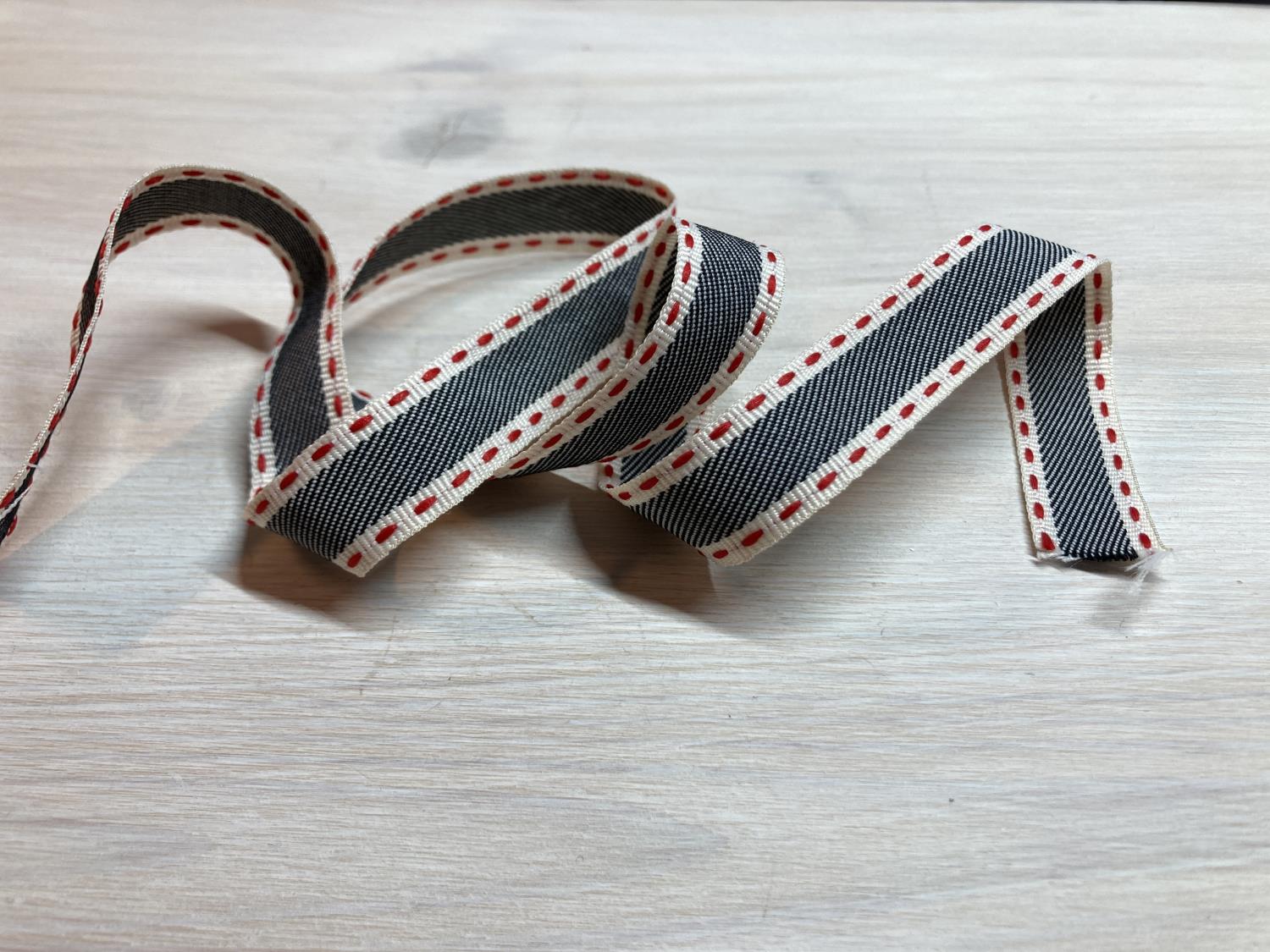 Bånd -Jeansfarget med offwhite bunn og røde striper - 15 mm