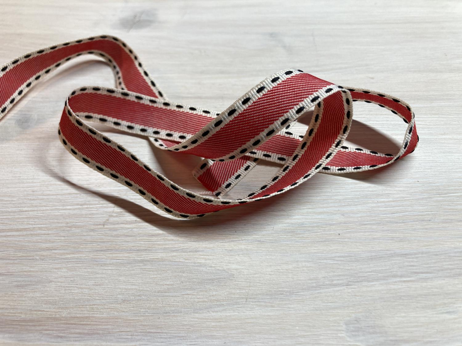 Bånd -Rødfarget med offwhite bunn og blå striper - 15 mm