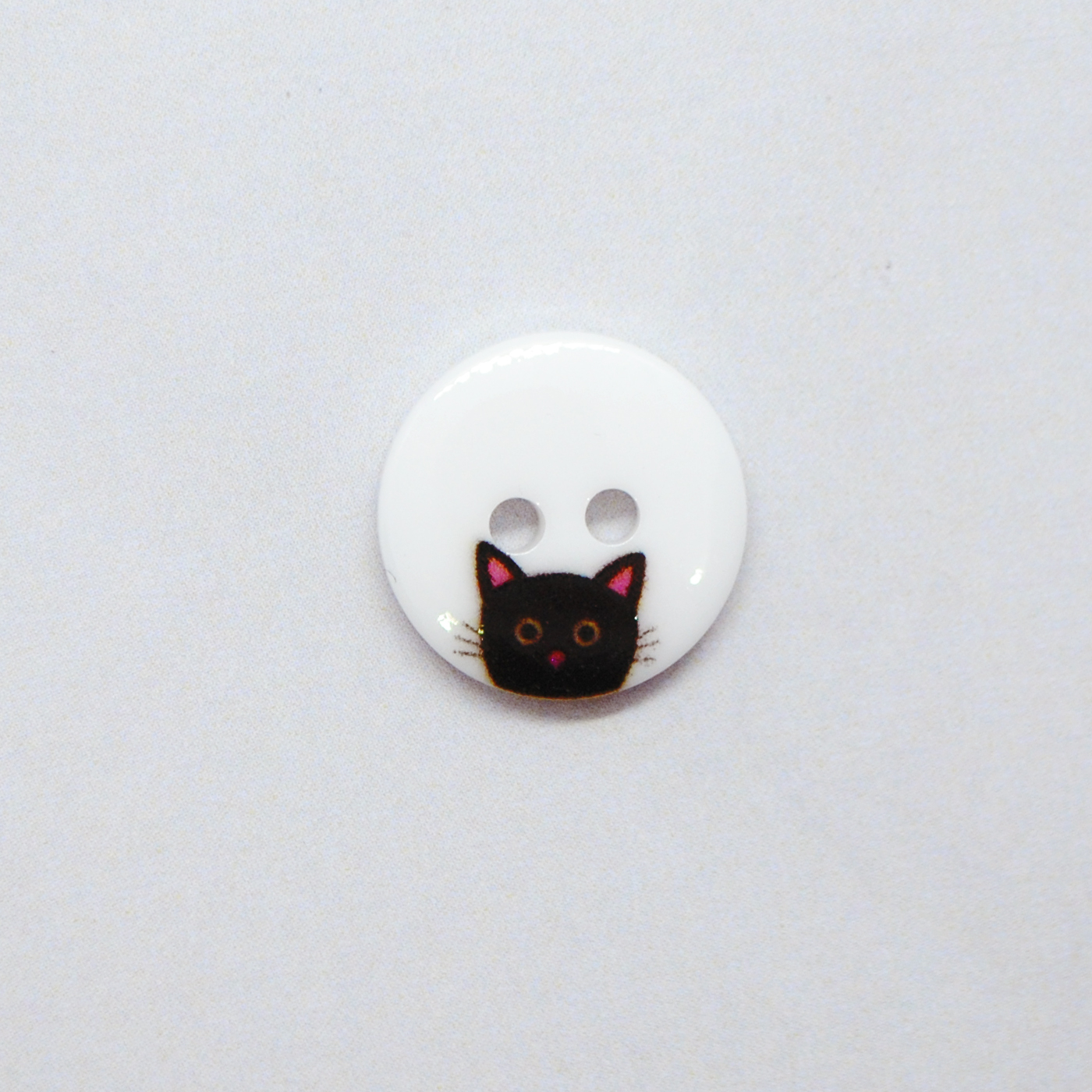 Knapp plast - Hvit med sort katt 15 mm