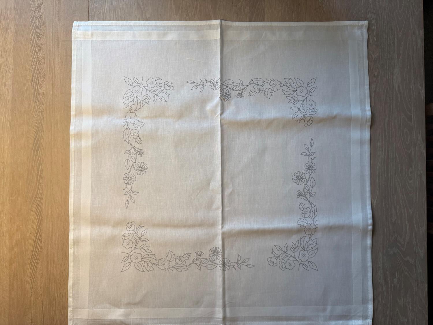 Duk 80x80 cm - Sommerblomster - Uten garn - Hvit
