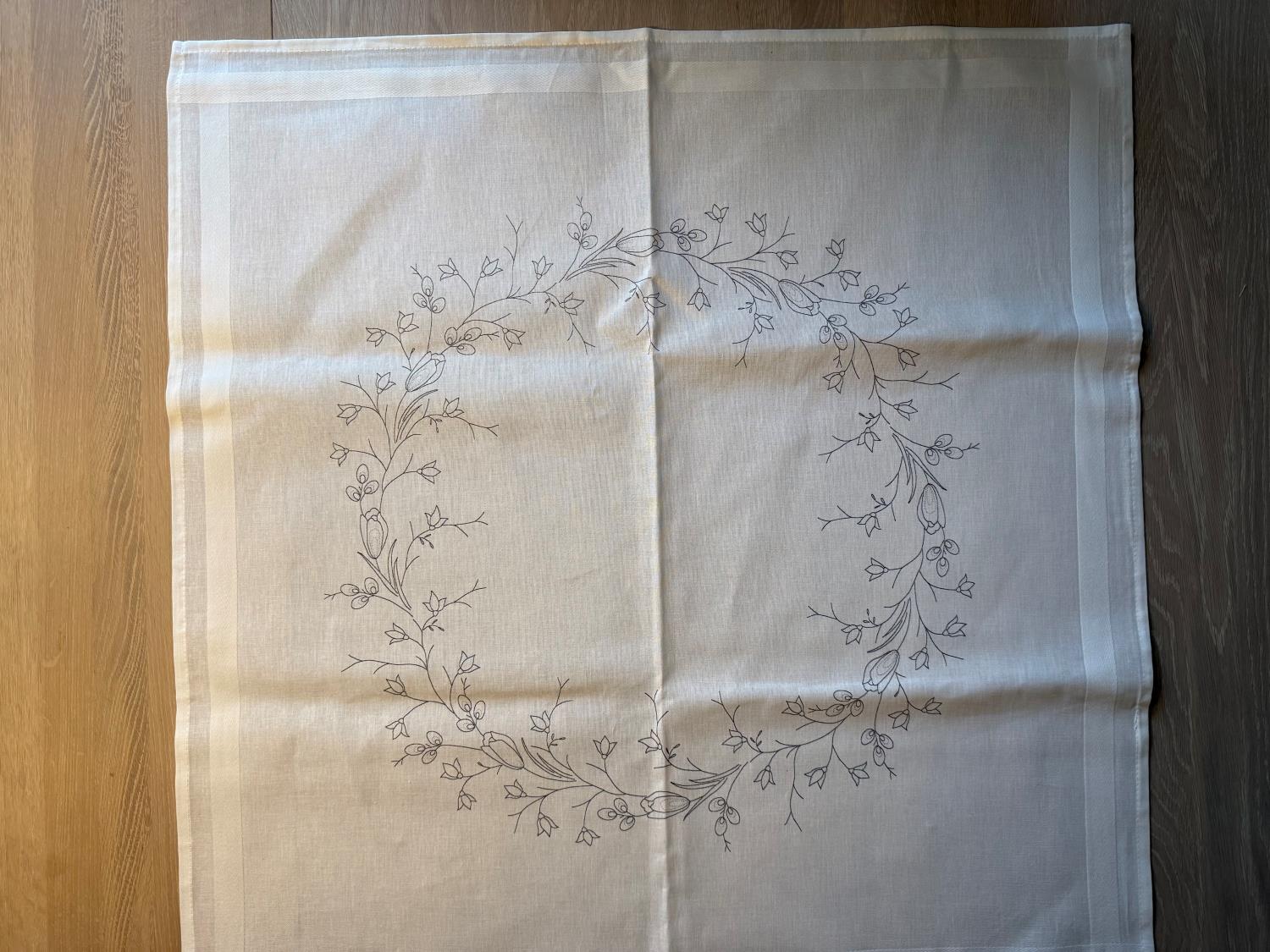 Duk 80x80 cm - Klokkablomst - Uten garn - Hvit