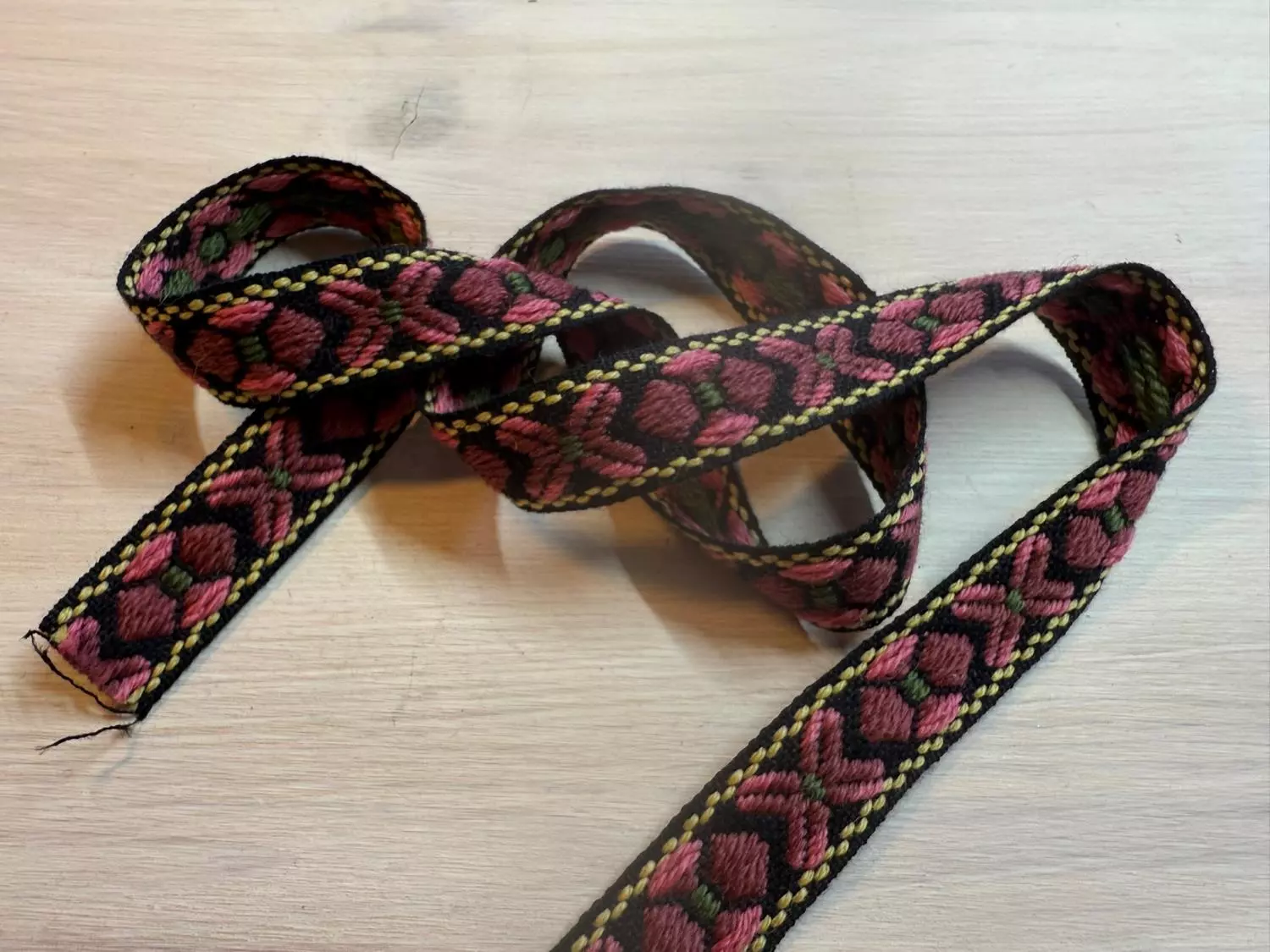 Ullbånd, rosa/sort 28mm