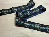 Jaquardbånd - Blå blomster på sort bakgrunn 35 mm