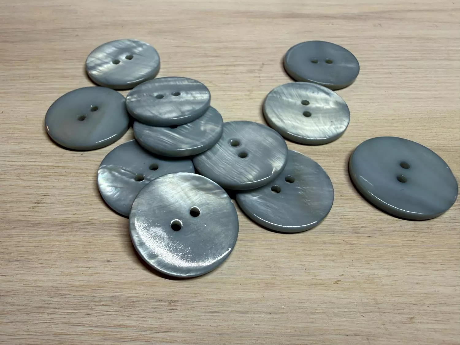 Knapp 2-hull 25mm Lys gråblå