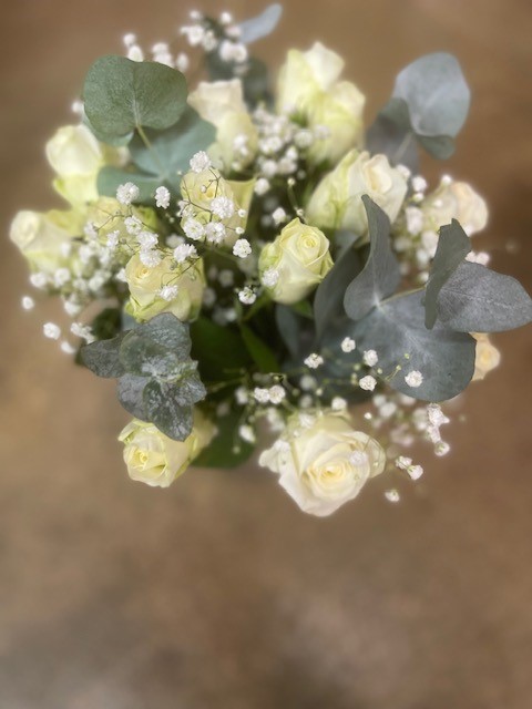 Bukett, Hvite roser med slør og grønt