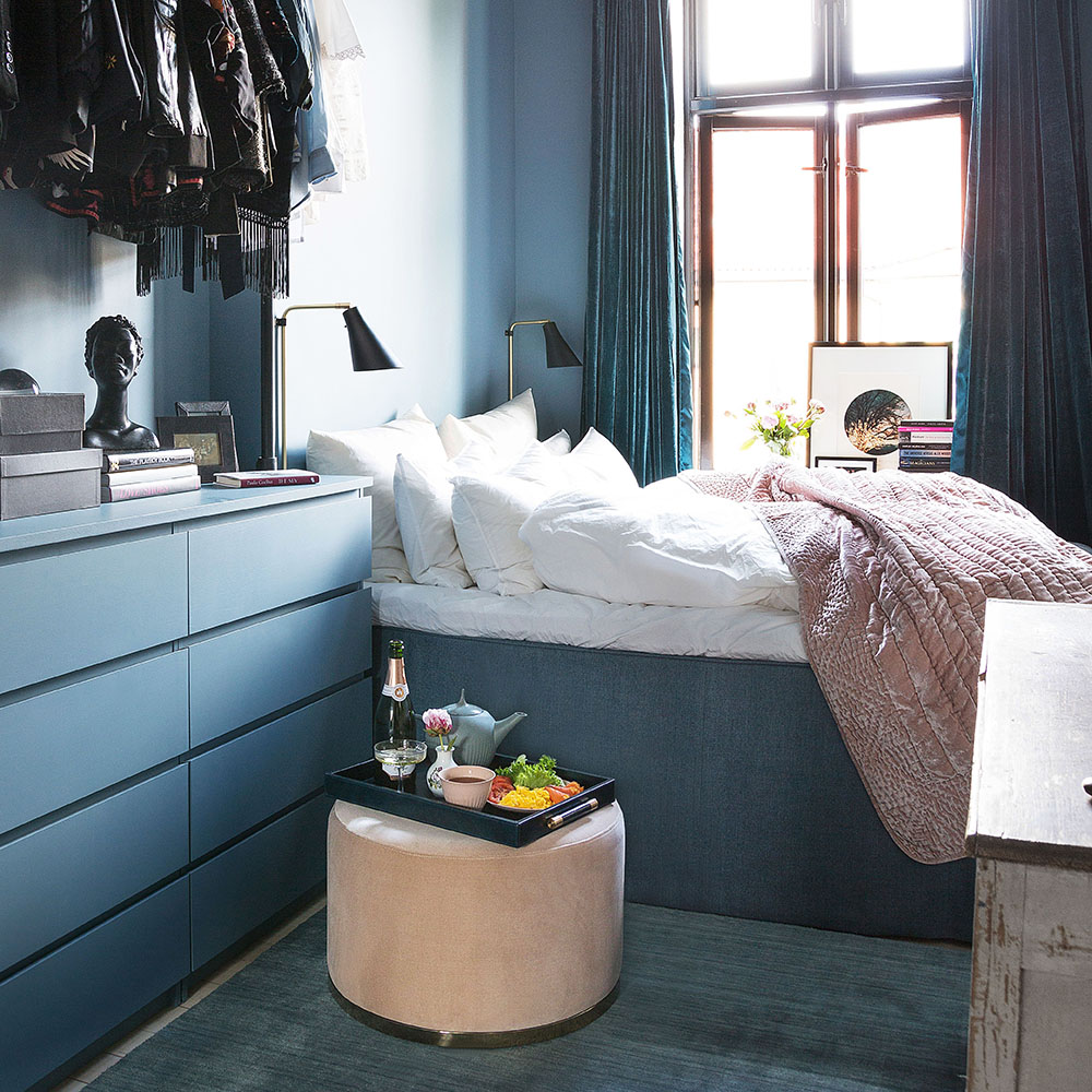 Hvitt sengetøy i bomull fra society liggende på en blå stor seng