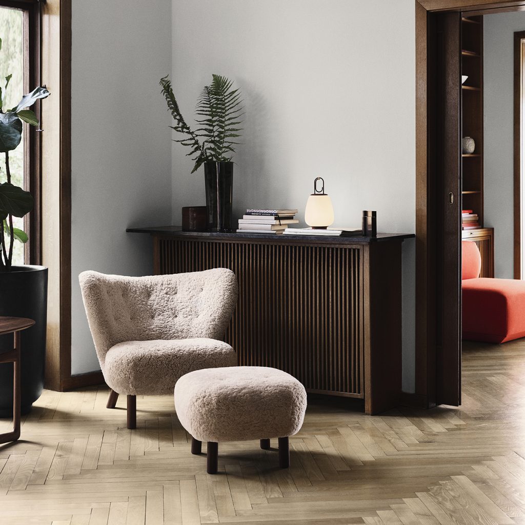 Lenestol-i-lammeull-med-puff