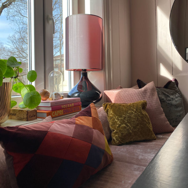 Rosa Flavia bordlampe i miljø