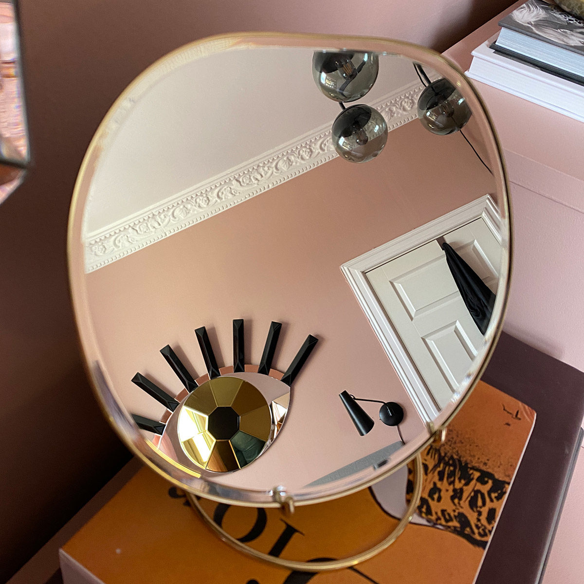 Speil fra ferm living for eske interiør