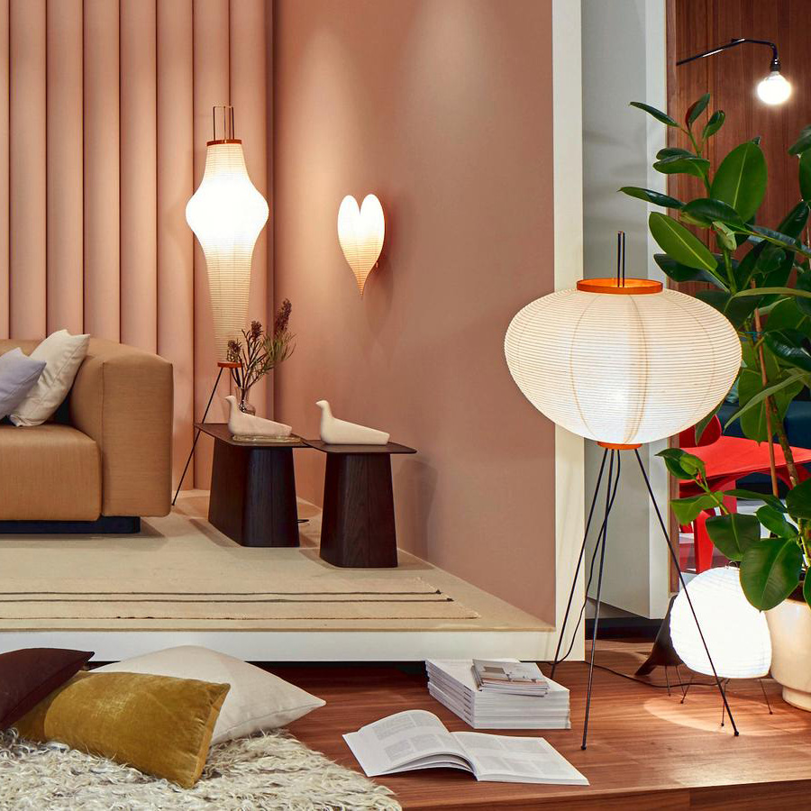 Akari 9a rislampe er utstilt med andre rislamper på gulvet for Eske Interiør