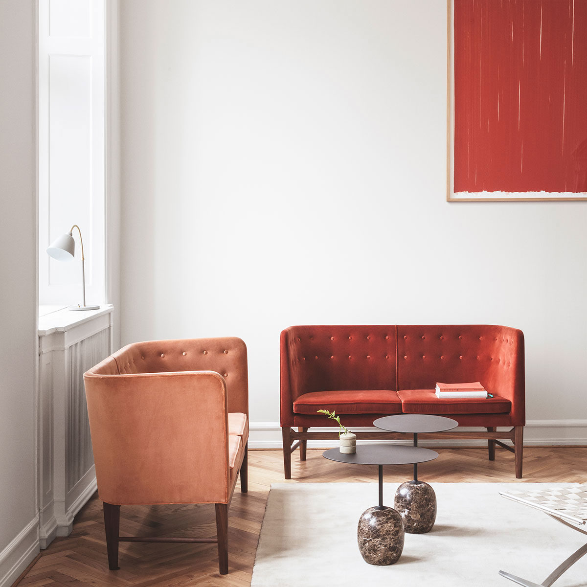 Lite sidebord med brun marmorfot og dort metalltopp