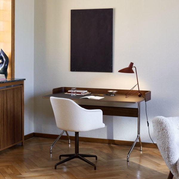 Rely stol, Ravilion av17 og Tripod HM9 Maroon fra &Tradition