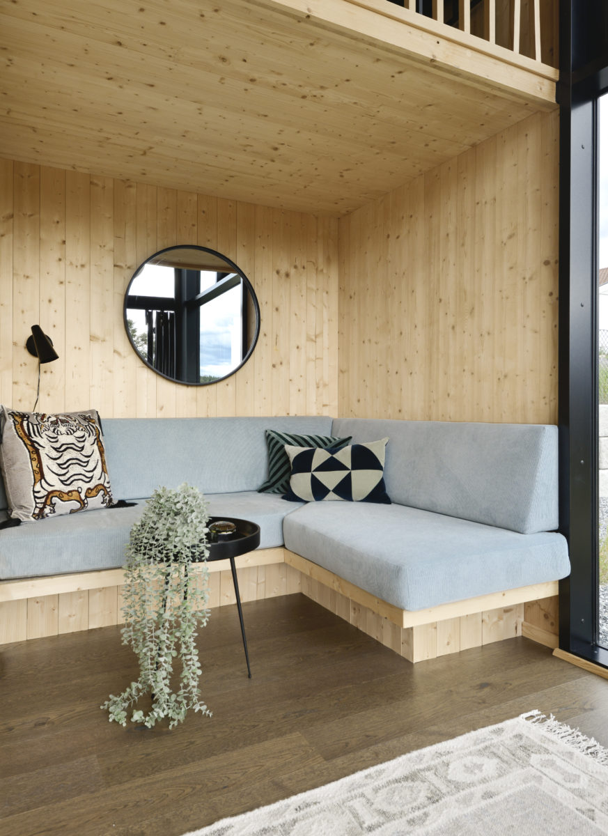 sofakrok med bord og speil