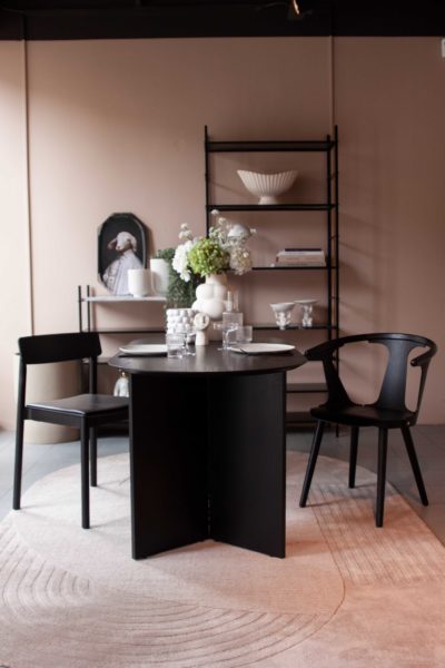 Dekket bord med servise og tilbehør