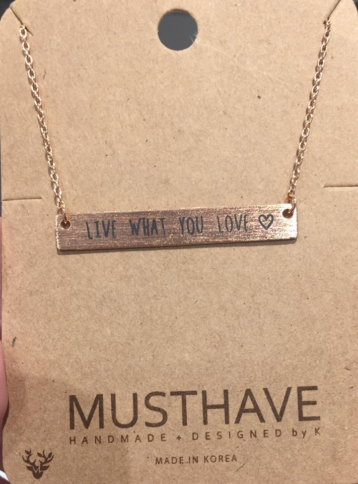 Collier rosè plate m/ "Live what you love" tekst i sort
