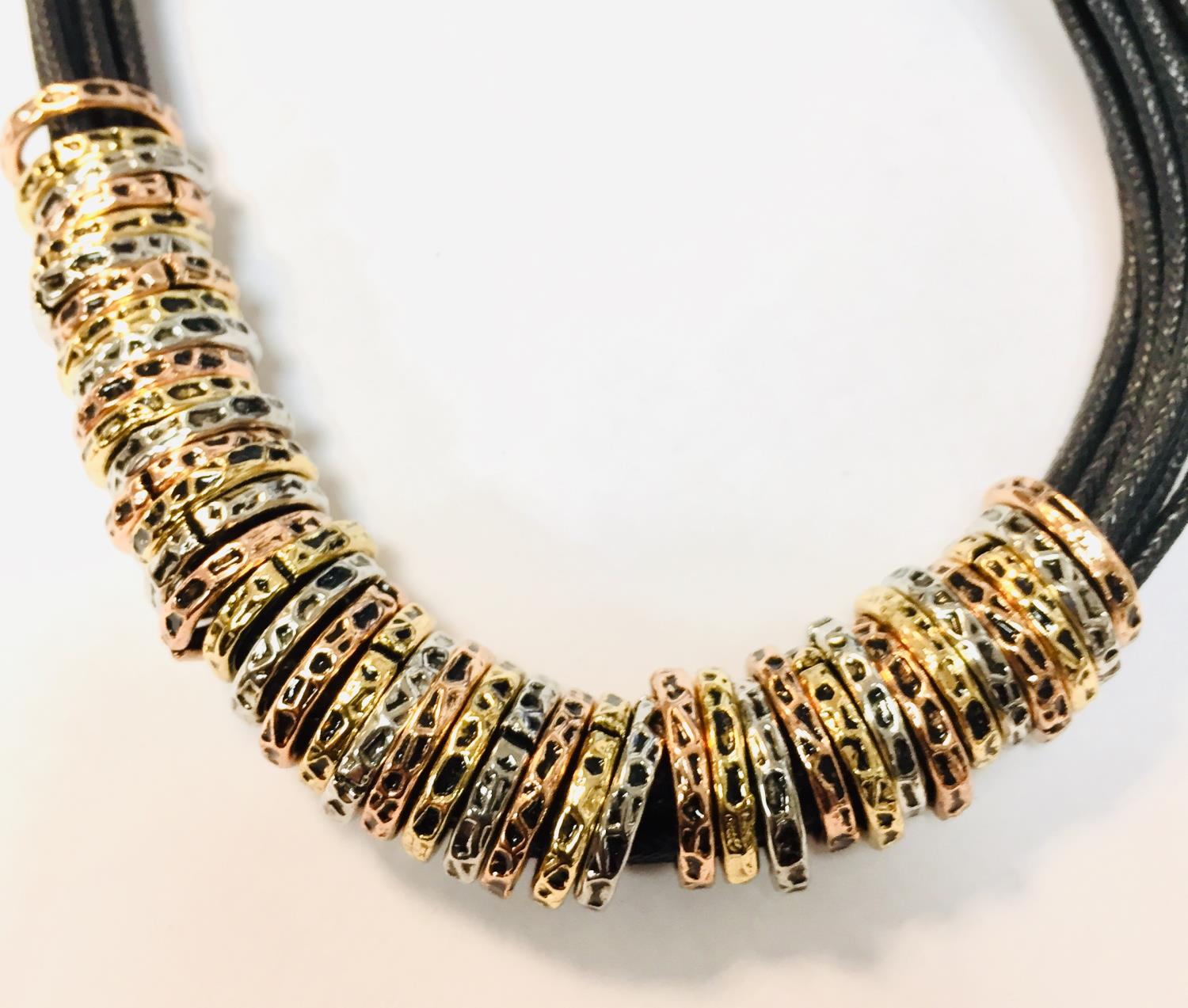 Collier forg. 12r sort snor m/3-farget ringer foran