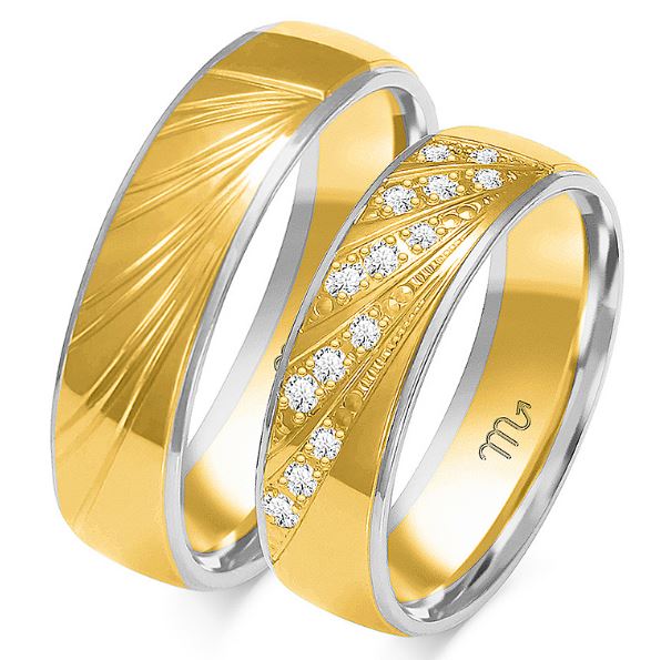 Forl.-/giftering bic.gull 6mm lett buet m/ stripet mønster foran/ bredt gullbånd rundt hele ringen