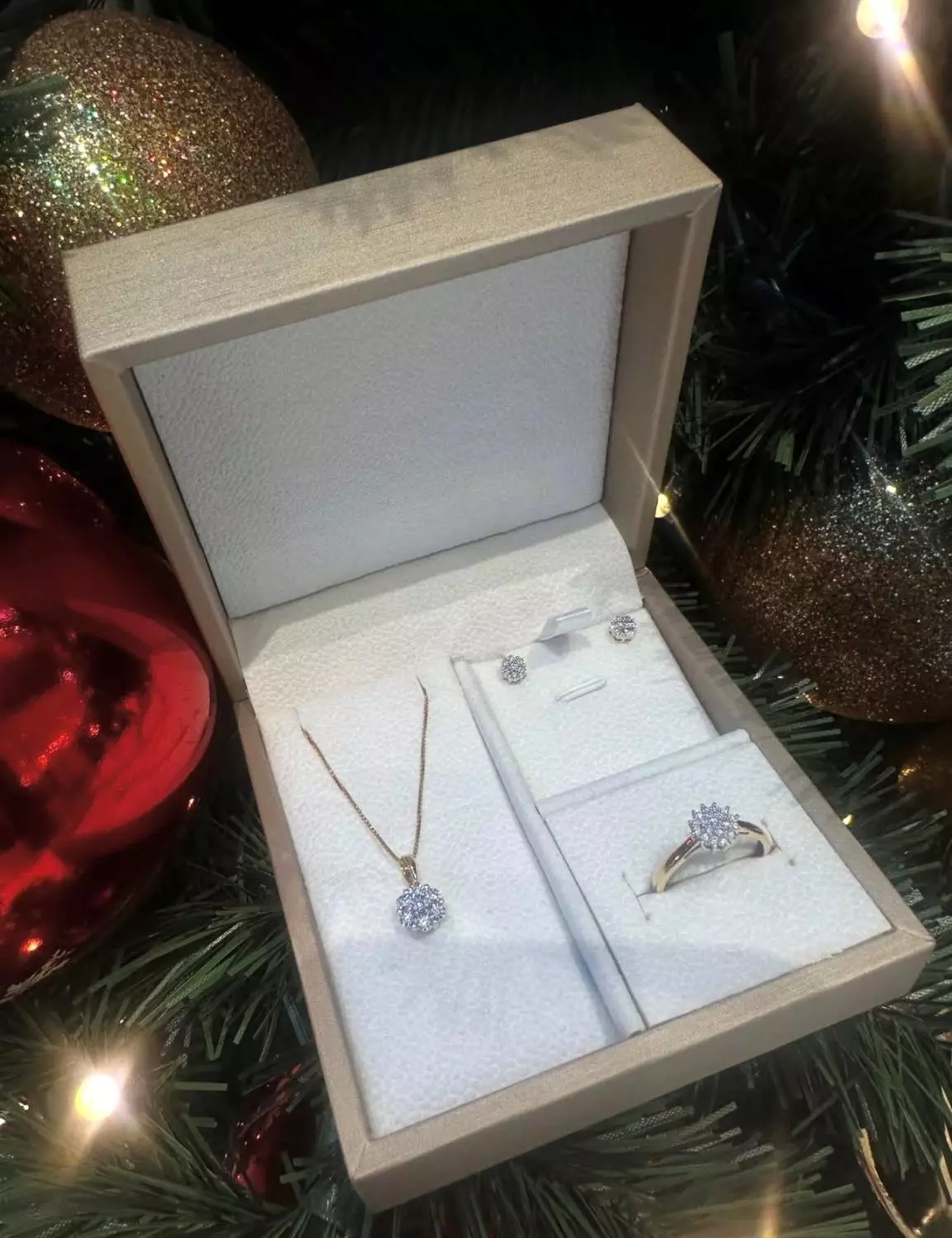 Smykkesett i gult gull: 3 deler med diamanter (ord.pris 37.870,-)