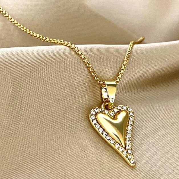 Halssmykke "gull" 22mm høyt hjerte med stener rundt kanten 42m
