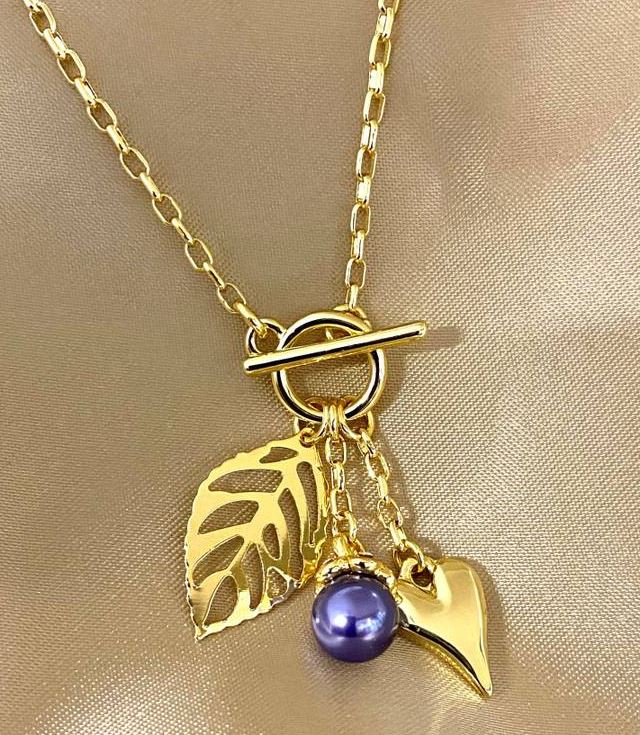 Halssmykke "gull" 3 charms i ring: blad, hjerte og blå perle