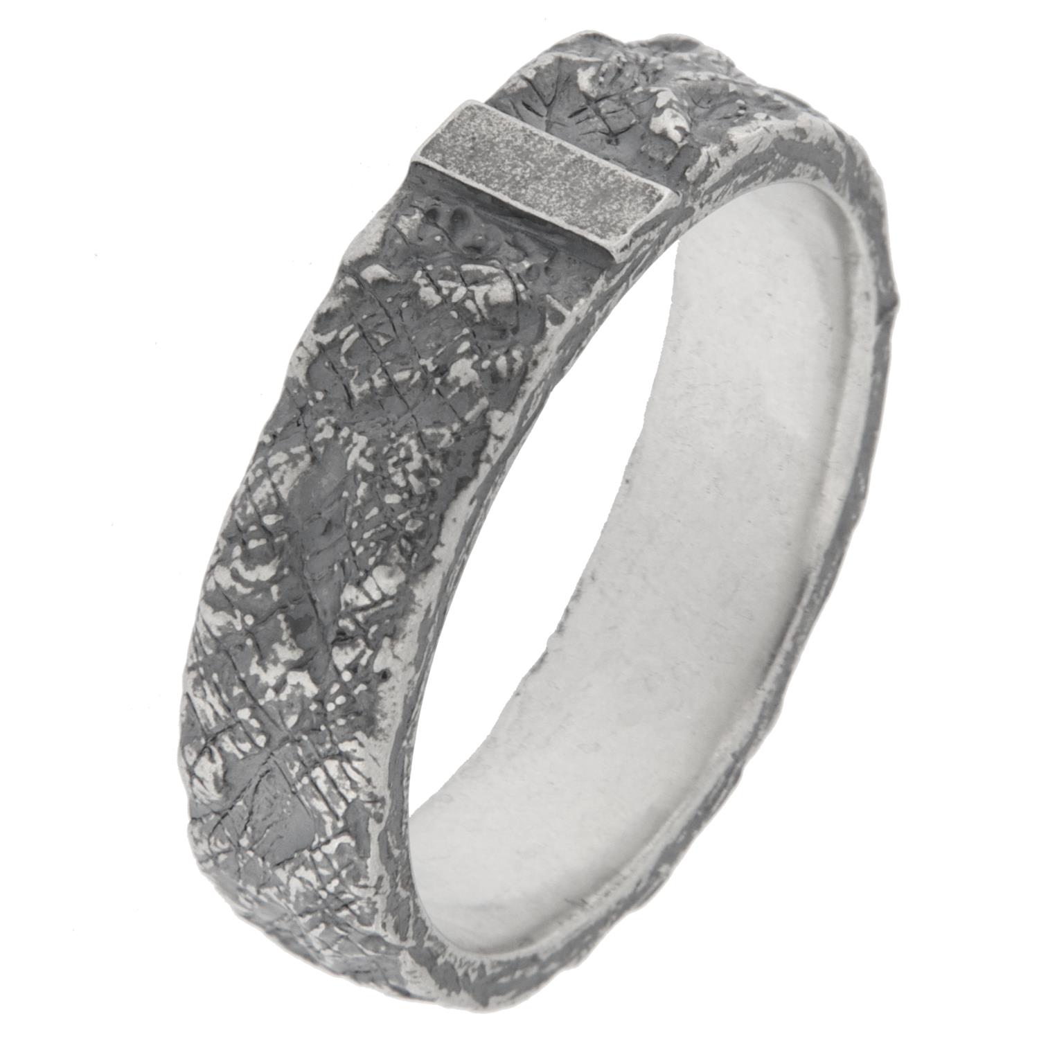 Ring rh.sølv grovt banket mønster 7mm bred