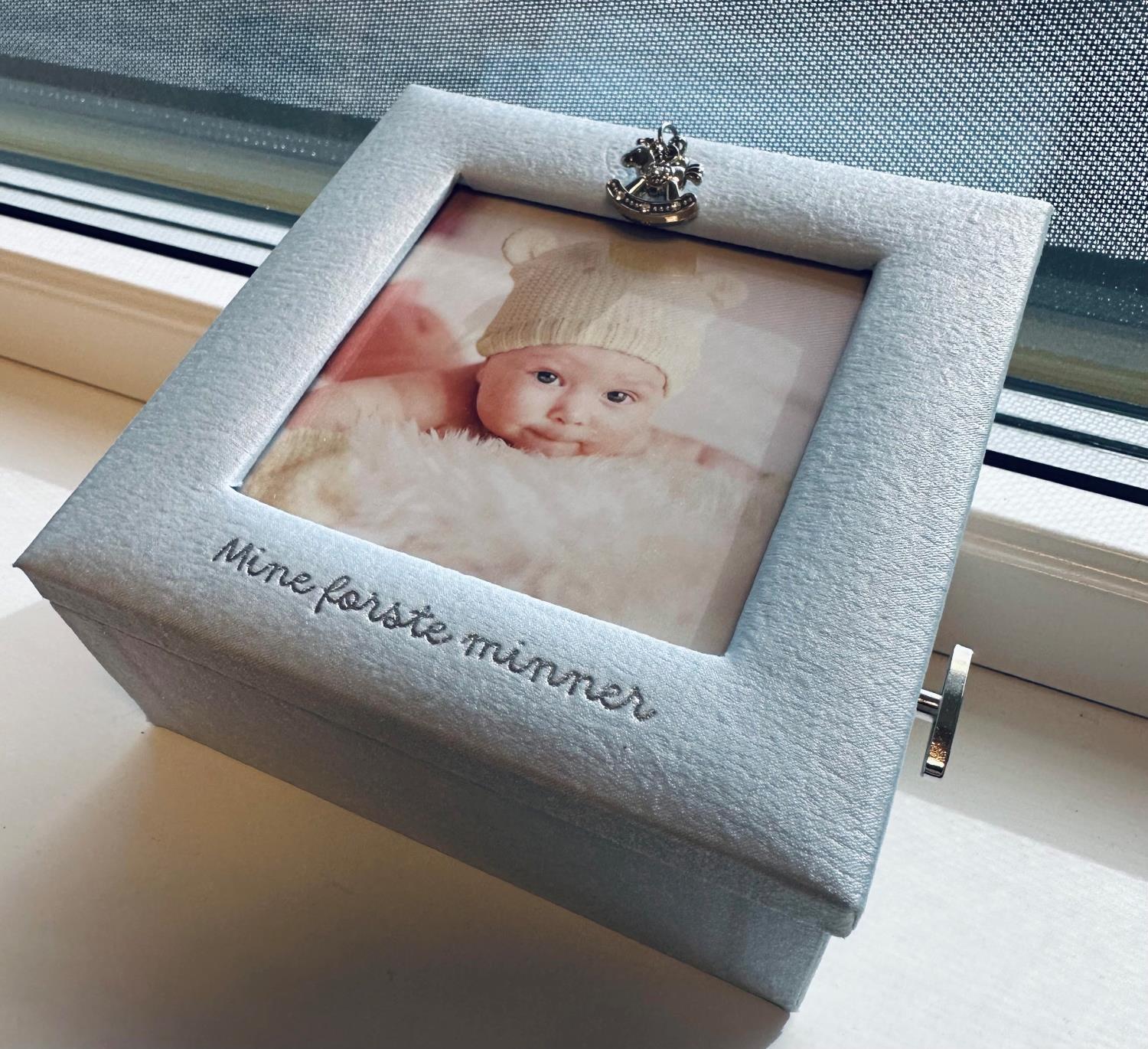 Minneskrin plett/ lysblå mini m/1 bur "Mine første minner" gyngehest/ musikk