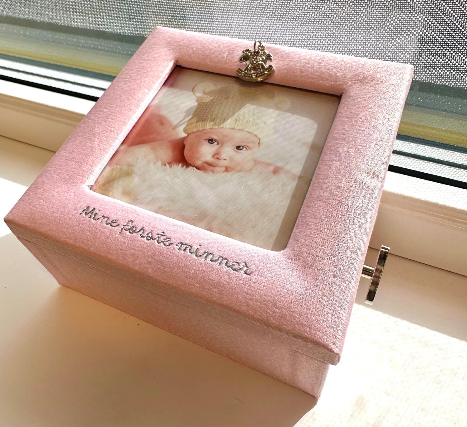 Minneskrin plett/ lys rosa mini m/1 bur "Mine første minner" gyngehest/ musikk