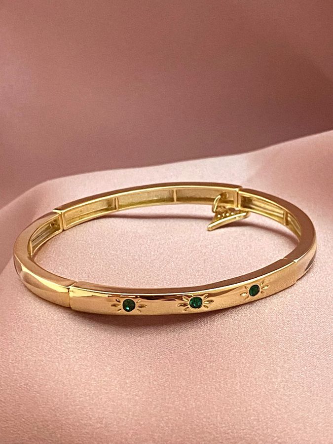 Armbånd "gull" glatte ledd m/grønne stener foran, på strikk 18cm