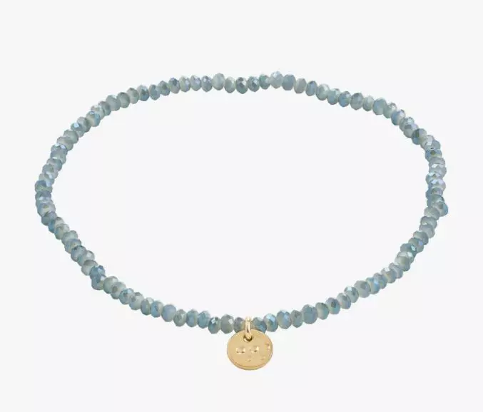 Armlenke "gull" glassperler i støvet blå m/logoplate på strikk 17cm