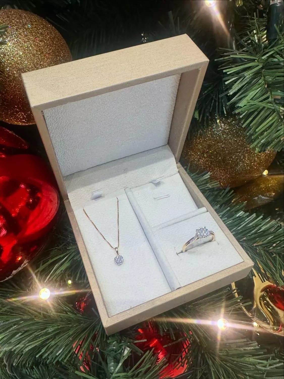 Smykkesett i gult gull: 2 deler med diamanter (ord.pris 27.880,-)