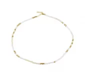 Fotlenke "gull" Alison 2mm hvite og gullfargede perler på strikk 25cm