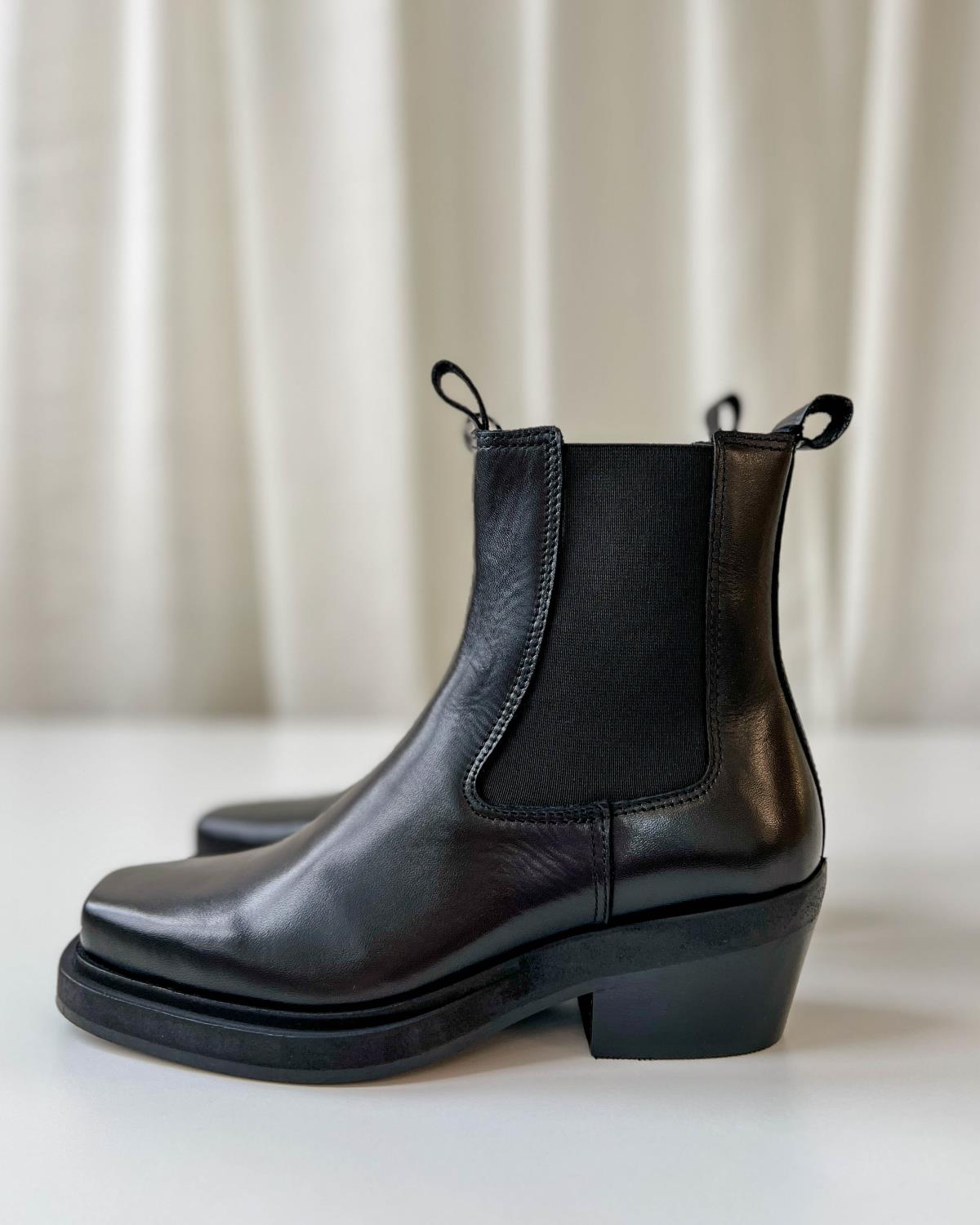 Dusty Boots Black - Pavement