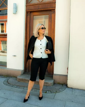 Clara Capri 285 Black - Five Units