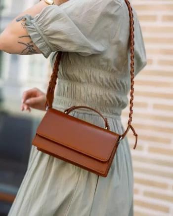 Aria Glossy Structure Brown Amber - Hvisk