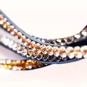 Finesse Pannereim Sort lær, med små swarovski stener.