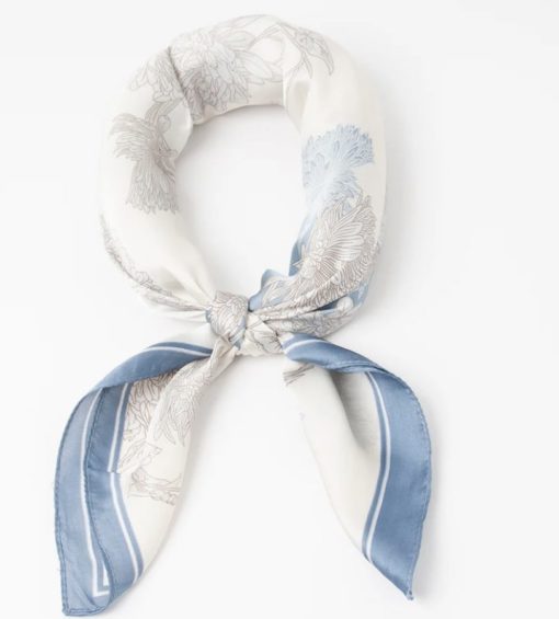 Rosenvinge, lite skjerf lys blå blomsterprint