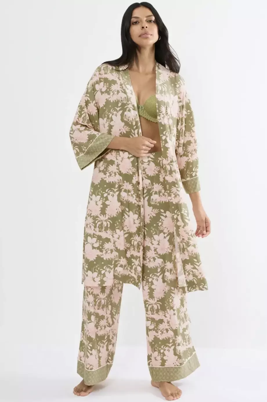 Aura Spotlight Robe 01