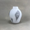 Syre, Anne Mari - Vase, hvit m/grå blad