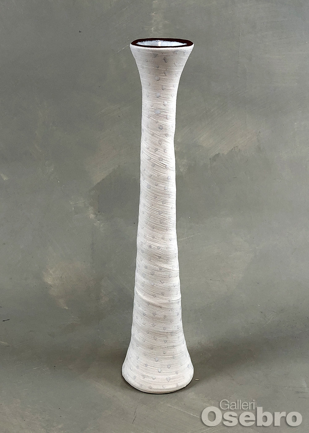 Hurlen, Sølvi - Lysestake/ Vase , hvit m/ prikker