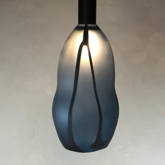 Larsson, Ellen - Lampe i gråblått/ sort