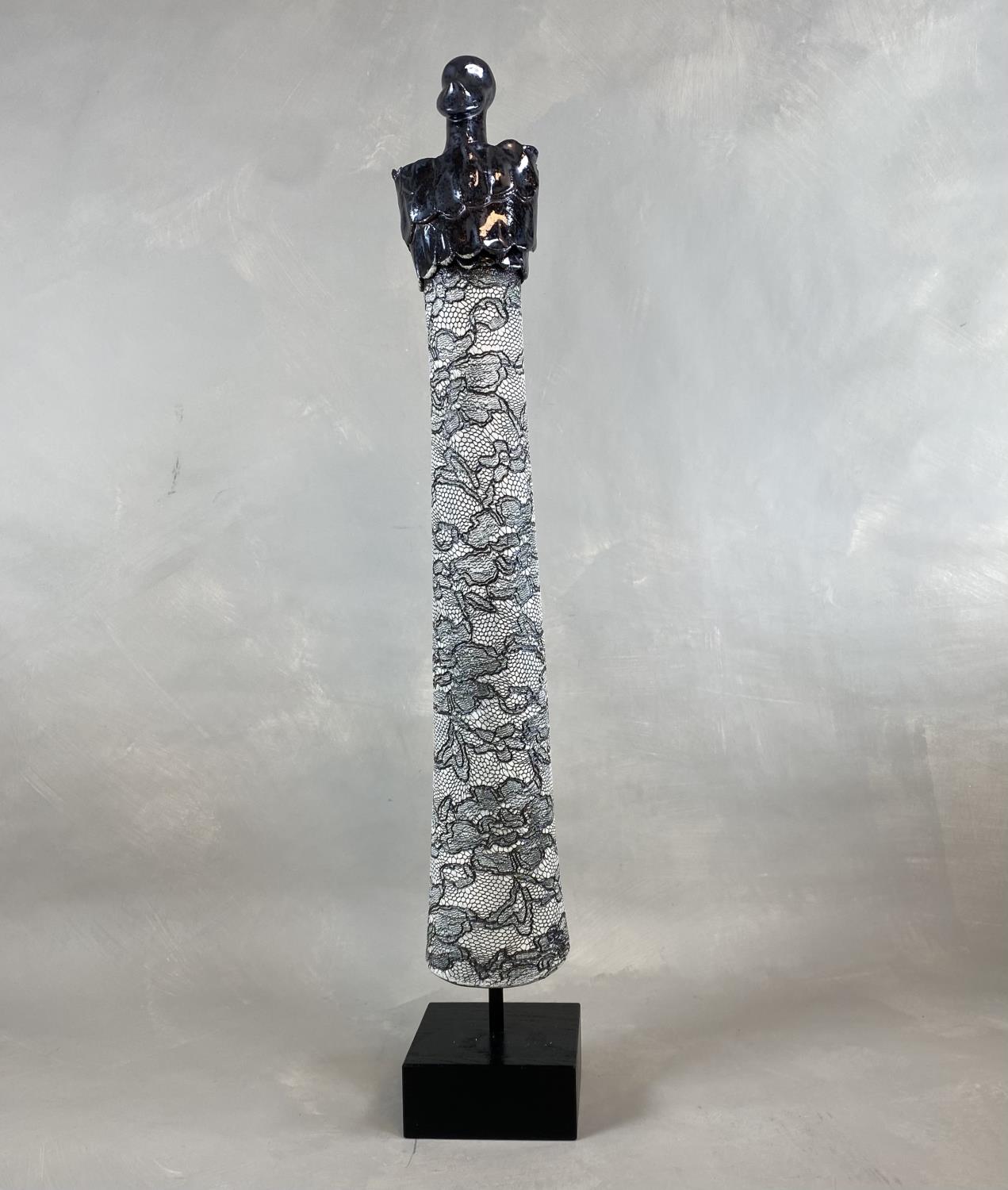 Ertkeramikk - Skulptur m/ blomsterblonde , på sokkel nr 58